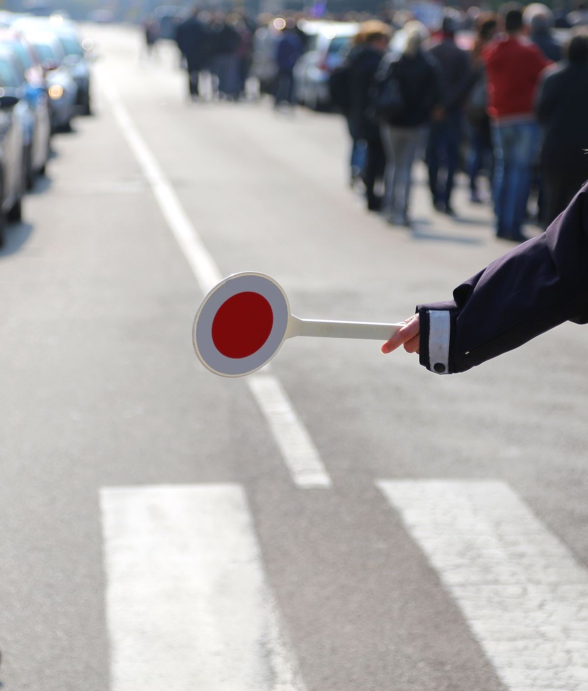 Person regelt Verkehr