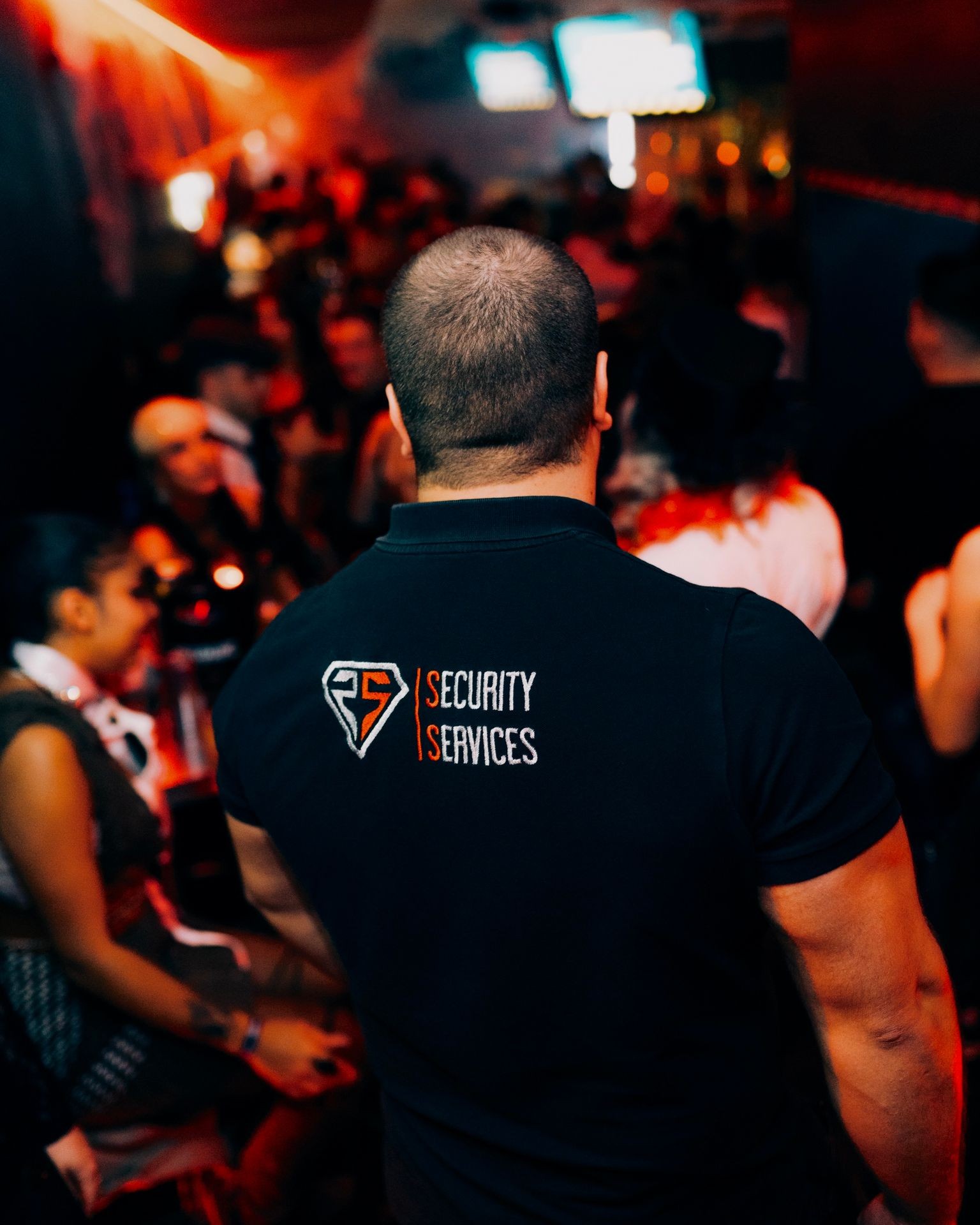 Türsteher in Innsbrucker Club bei Nacht - Security im vollen Veranstaltungslokal in Tirol